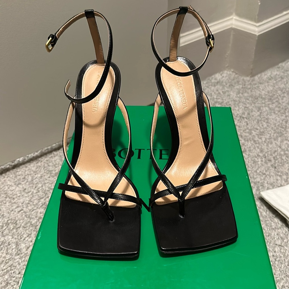 Brand new Bottega Veneta stretch sandal in black.